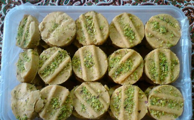 سوهان آردی از شیرینی های سنتی یزد