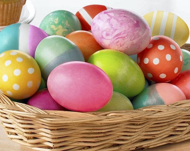 رنگ‌آمیزی تخم‌مرغ‌های عید با رنگ خوراکی