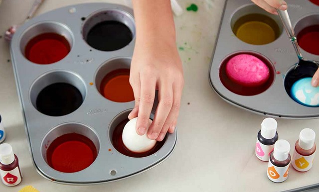 آموزش رنگ‌آمیزی تخم‌مرغ با رنگ خوراکی به صورت آمبره