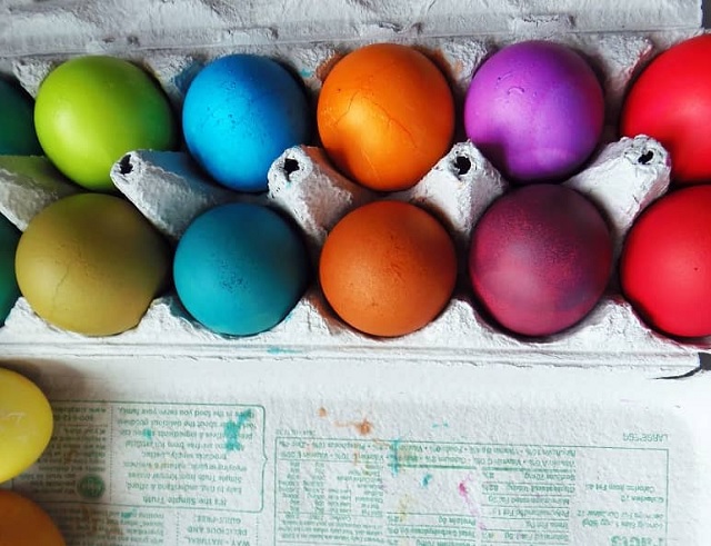 مراحل رنگ کردن تخم‌مرغ با رنگ خوراکی