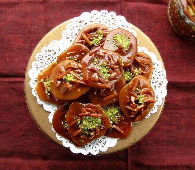 سوهان عسلی از معروف ترین شیرینی های عید در اصفهان