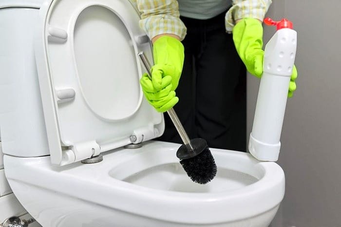 ترفندهای تمیز کردن سطوح حمام و دستشویی و ضدعفونی کردن آن ها
