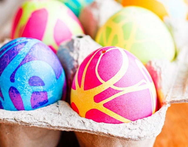 نکاتی که باید در مورد رنگ‌آمیزی تخم‌مرغ‌های عید با رنگ خوراکی بدانید