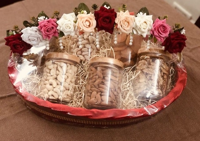تزیین آجیل عید عروس در ظروف شیشه‌ای