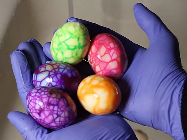 رنگ کردن تخم مرغ به شکل ترک خورده با سرکه و رنگ خوراکی