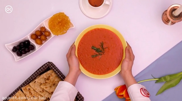 آب مرغ را به سوپ گوجه فرنگی اضافه کنید