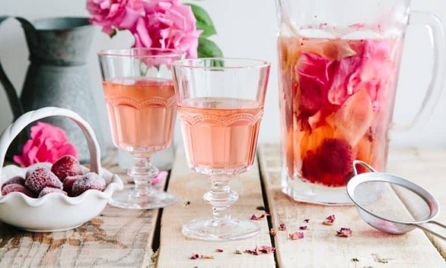 با خواص نوشیدن گلاب در ماه رمضان آشنا شوید