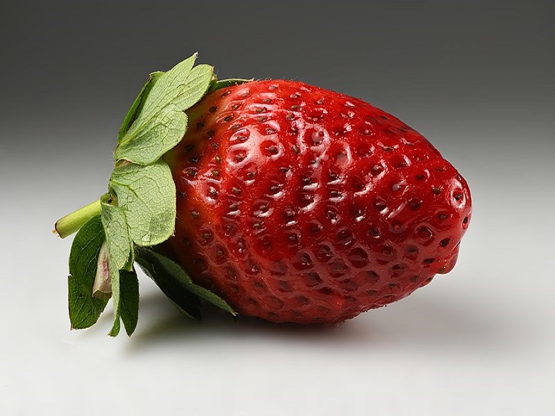 30 مورد از عجیب ترین خواص توت فرنگی و مضرات آن برای بدن