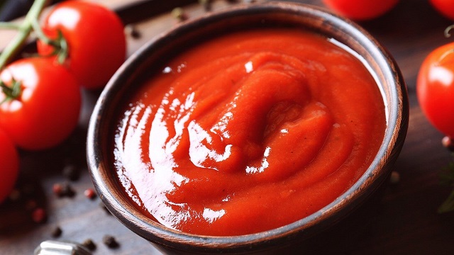 مقداری روغن روی رب گوجه فرنگی بریزید