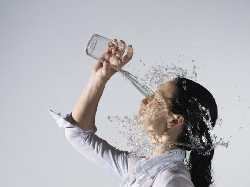 15 خوراکی و نوشیدنی که باعث کم آبی بدن می‌ شوند