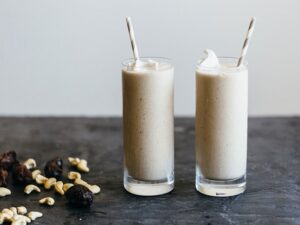 طرز تهیه اسموتی شیر و خرما 🥤 مقوی با طعم عالی به ۳ روش