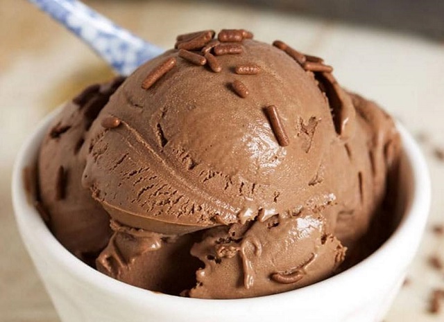 طرز تهیه بستنی کاکائویی با خامه و ثعلب