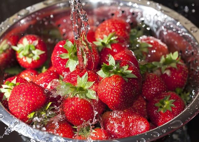 شستن توت فرنگی با جوش شیرین