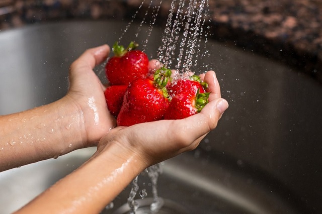 طرز شستن توت فرنگی با شوینده‌های مخصوص میوه و سبزی
