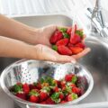 بهترین روش تمیز کردن و شستن توت فرنگی