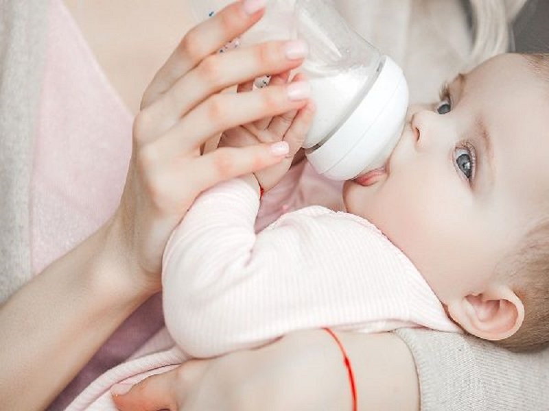 علل شیر نخوردن نوزاد در گرما با شیر مادر و شیر خشک + 7 روش درمان