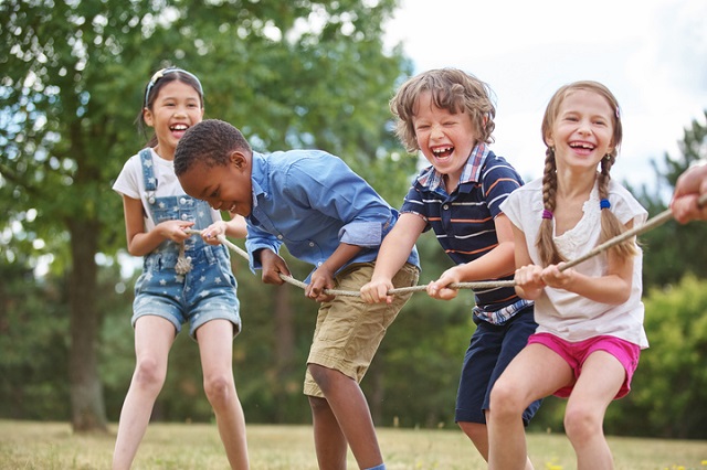 بازی بیرون از خانه برای کودک چه مزایایی دارد؟