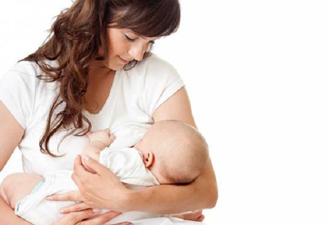 مکیدن شیر موجب درمان گوش درد در نوزاد می‌شود