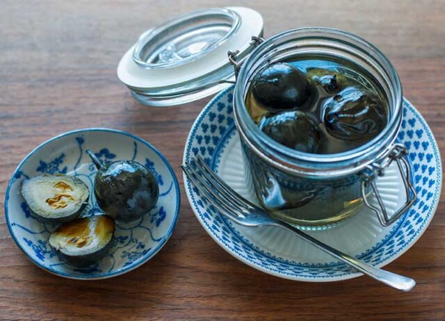 طرز تهیه ترشی گردو سبز؛ در یک نگاه
