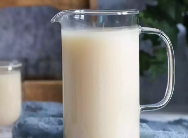 شیر گرم و عسل یک معجون و نوشیدنی عالی خانگی برای سرماخوردگی