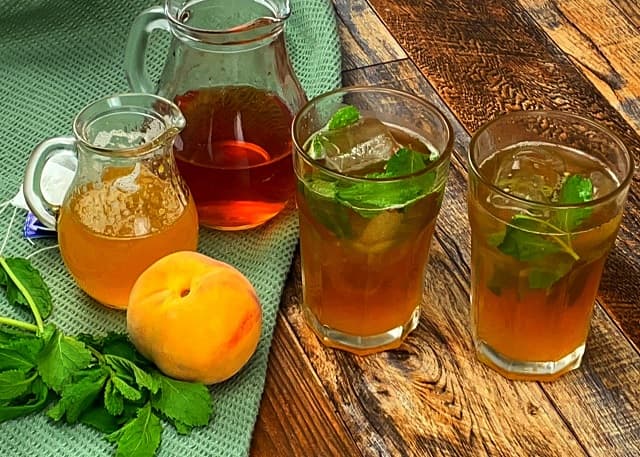 مراحل طرز تهیه چای سرد هلو و لیمو