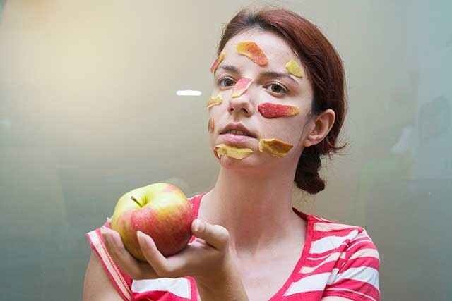 ماسک سیب و جو پرک برای رفع قرمزی پوست