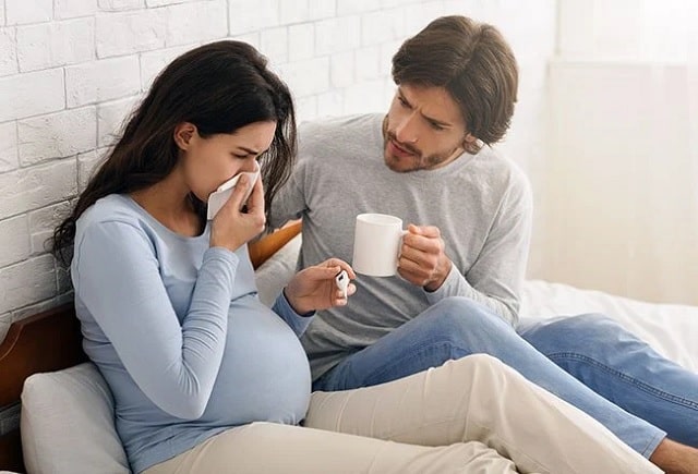 برای درمان سرماخوردگی در بارداری مایعات بیشتری بنوشید