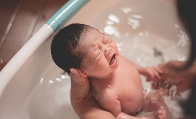 برای درمان سرماخوردگی با آب ولرم کودک را حمام کنید