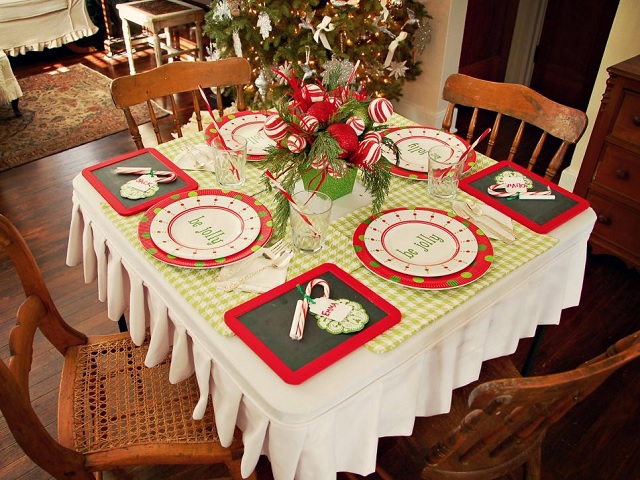 استفاده از ظروف کریسمسی برای تزیین میز شام