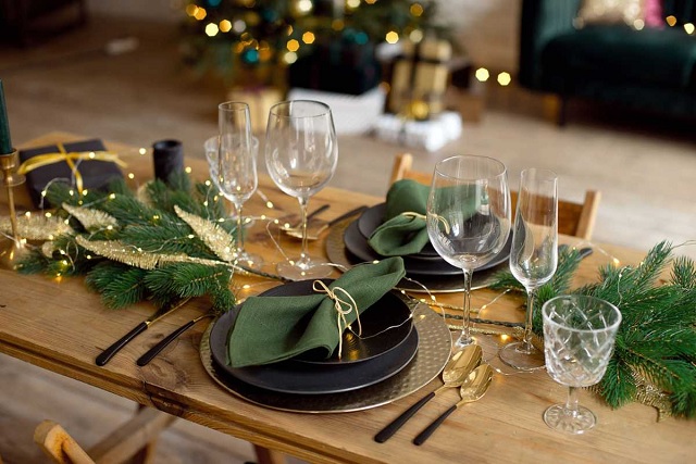 استفاده از ترکیب سبز و طلایی برای تزیین میز کریسمس 2023