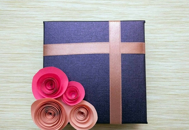تزیین جعبه کادو ساده با گل‌های کاغذی برای روز مادر