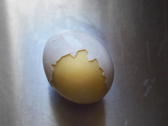 مراحل طرز تهیه تخم مرغ آب پز مخلوط