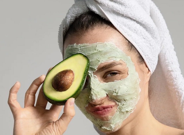 از ماسک صورت برای درمان خشکی پوست استفاده کنید