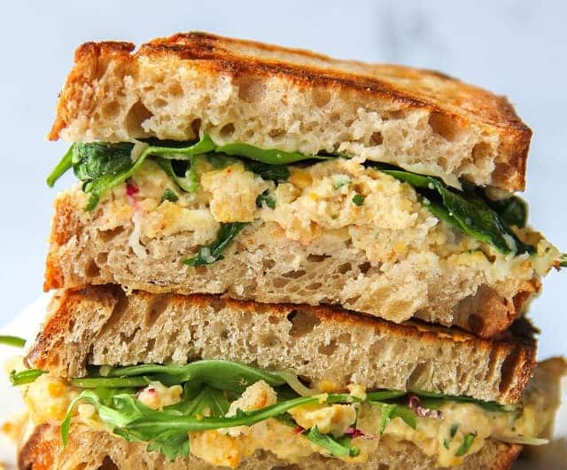 طرز تهیه ساندویچ سالاد با نخود و زیتون برای سحری ماه رمضان