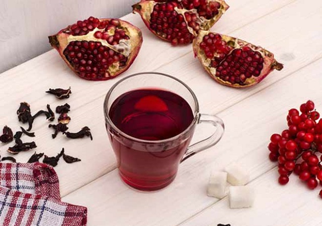 چای انار یکی از نوشیدنی‌های خوشرنگ برای یلدا