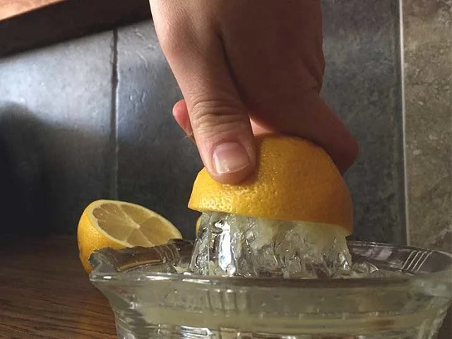 مصرف آب لیمو ترش برای درمان سنگ کلیه