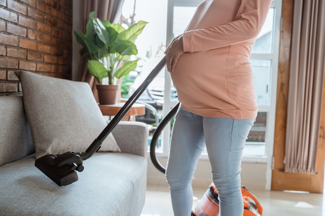 در دوران بارداری سطح توقعتان را از تمیزکاری منزل پایین بیاورید
