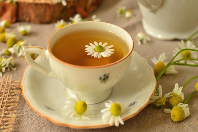 کاهش سیاهی زیر چشم از خواص چای بابونه