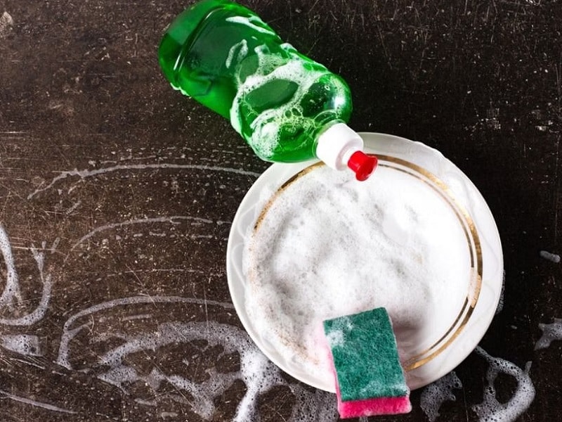 14 خطر مایع ظرفشویی و عوارض آن | اقدامات بعد از خوردن مایع ظرفشویی