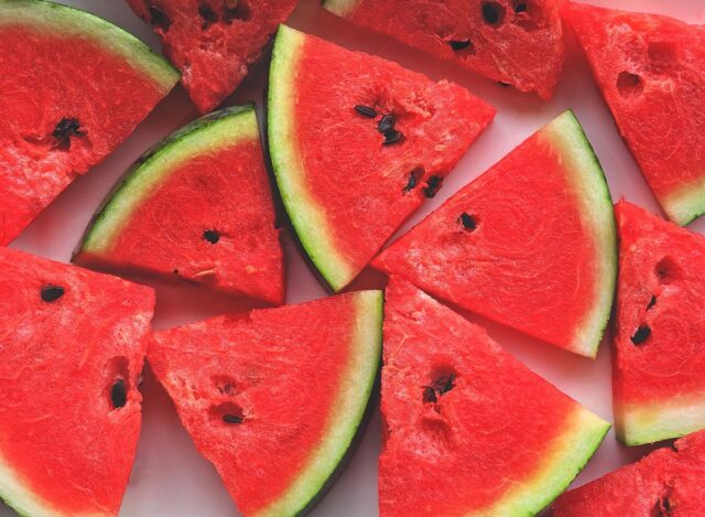 هندوانه از میوه های تب بر تابستانی