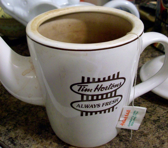 یکی از کاربردهای قرص ظرفشویی پاک کردن لکه‌های قهوه از روی لیوان یا دیگر ظروف