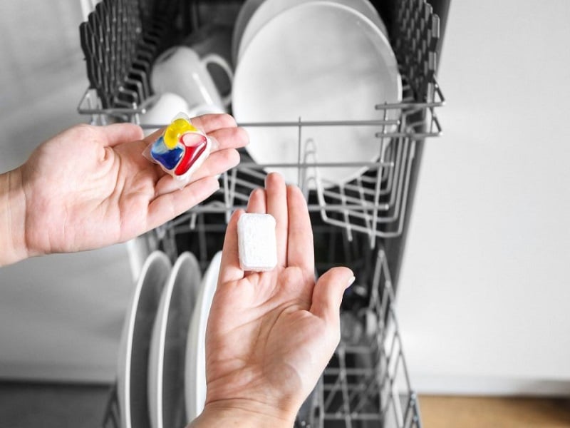 مقایسه 11 تفاوت قرص و ژل ماشین ظرفشویی + معایب و مزایای آن ها