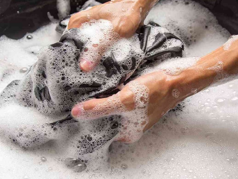۱۴ فرمول شستن لباس مشکی با دست و ماشین لباسشویی بدون بور شدن