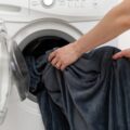 6 روش شستن انواع پتو ساده و برقی با دست و ماشین لباسشویی