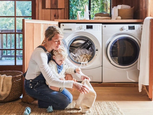 نکاتی که باید برای شستن پتو با دست و ماشین لباسشویی بدانید