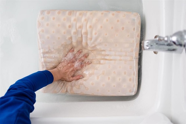 مراحل شستن انواع بالش با دست