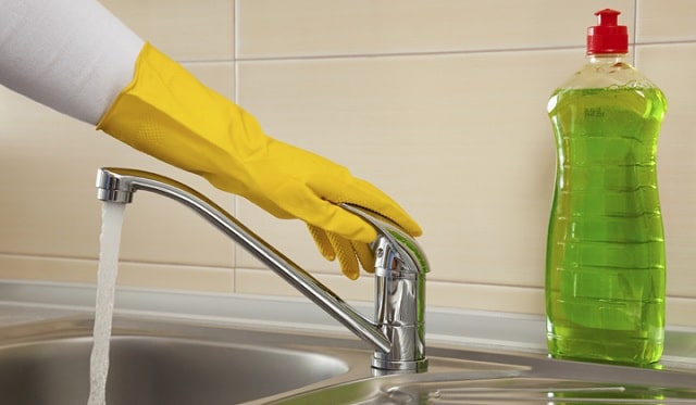 پاک کردن کابینت آشپزخانه از کاربردهای مایع ظرفشویی