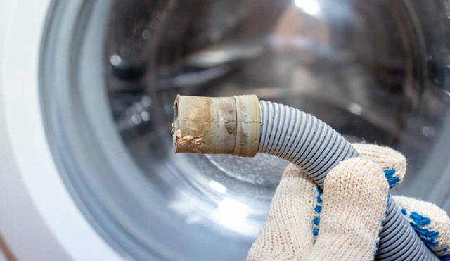 شلنگ‌های پر کننده آب را برای افزایش عمر ماشین لباسشویی بررسی کنید