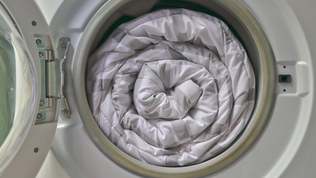 به اندازه کافی در ماشین لباسشویی شوینده بریزید