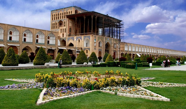 عالی قاپو از جاذبه های اصفهان گردی